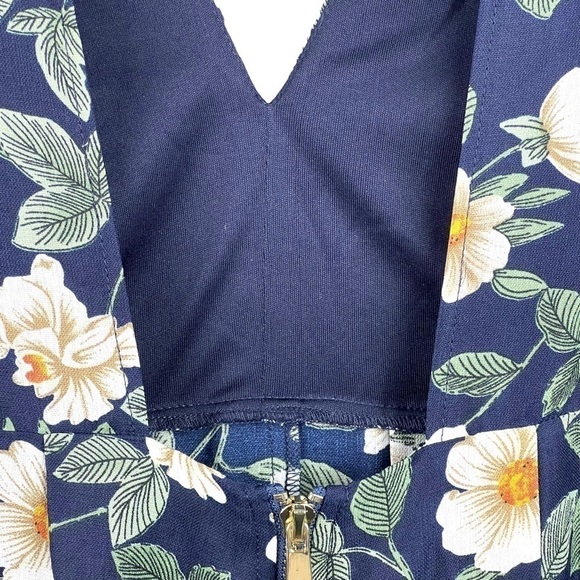 New-shop17 Floral Print Deep V-neck, Open Tie Back, Wide Leg One Piece Jump Suit - Picture 6 of 16